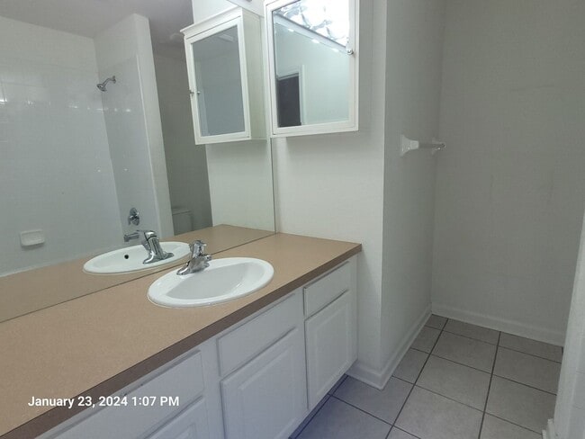 Building Photo - 2 bedroom, 2.5 bath townhouse