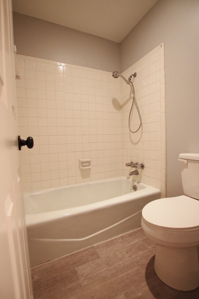 Building Photo - Available Now: Stunning 4-bedroom, 2-bath ...