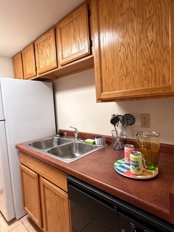 Kitchen-Studio - Varsity Campus Apartments