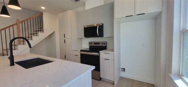 Building Photo - 1033 North Ln