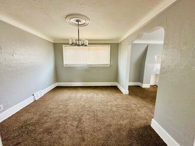 Building Photo - 15895 Cloverlawn Ave