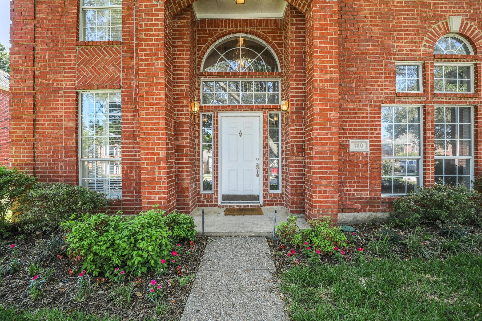 Building Photo - 740 Fairlawn St