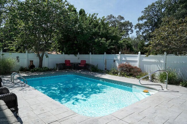 Building Photo - Charming Colonial on Quiet Cul-de-Sac
