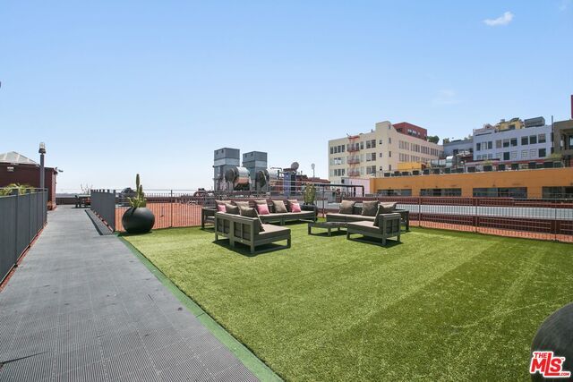 Building Photo - 738 S Los Angeles St