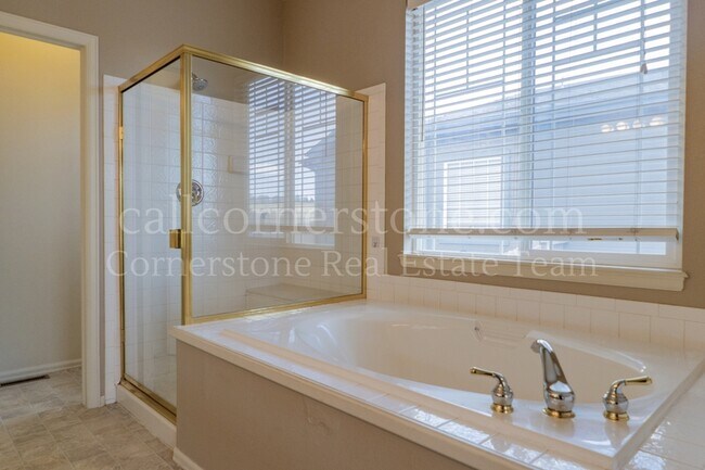 Building Photo - 3305 Hollycrest Dr