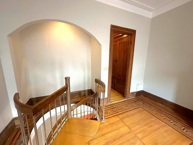 Building Photo - 32 Gloucester St