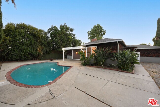 Building Photo - 6932 Mammoth Ave