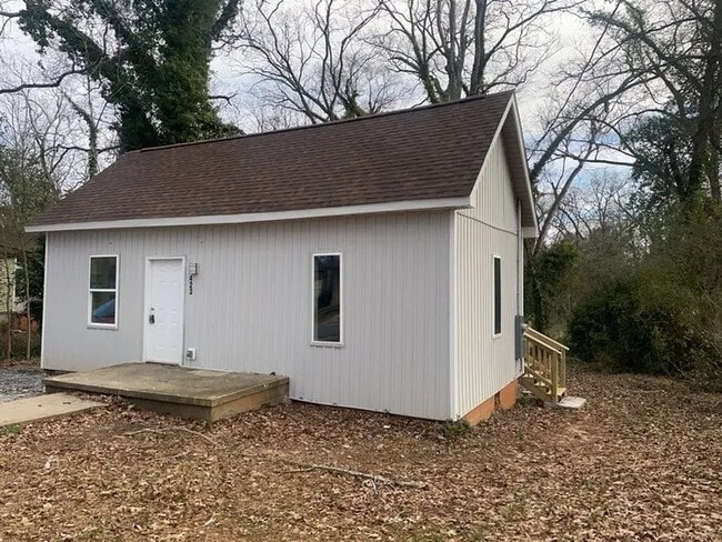 Building Photo - 3 Bedroom 2 Bathroom