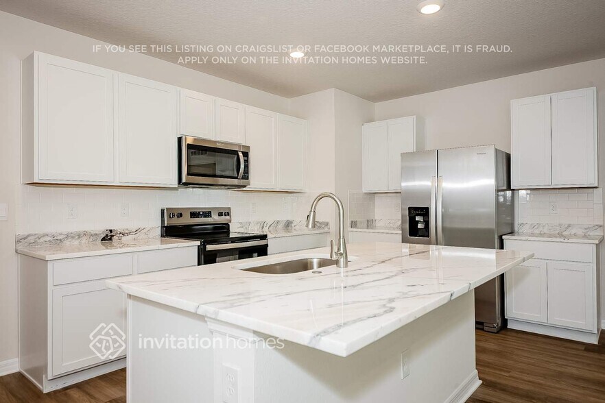 Building Photo - 8028 Majestic Palms Ct