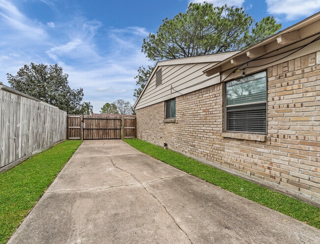 Building Photo - 5807 Burlinghall Dr