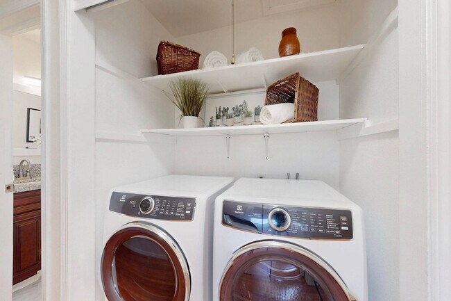 Building Photo - **Great Home** 3 Bed | 2 Bath | NE Heights | Quiet Neighborhood, Prime Location