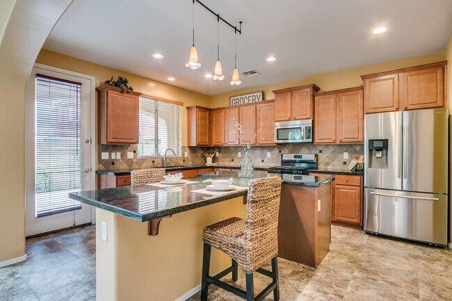 Building Photo - GREAT LOCATION!  Fabulous move-in ready 5 bed /3 bath home in south Tempe