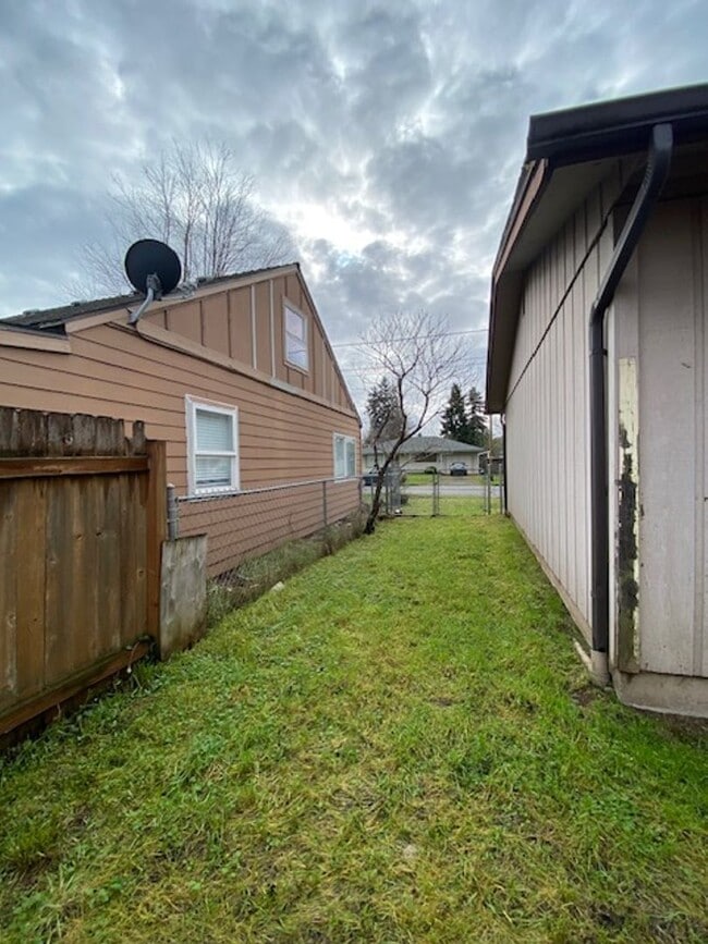 Building Photo - Must See Lebanon Home!