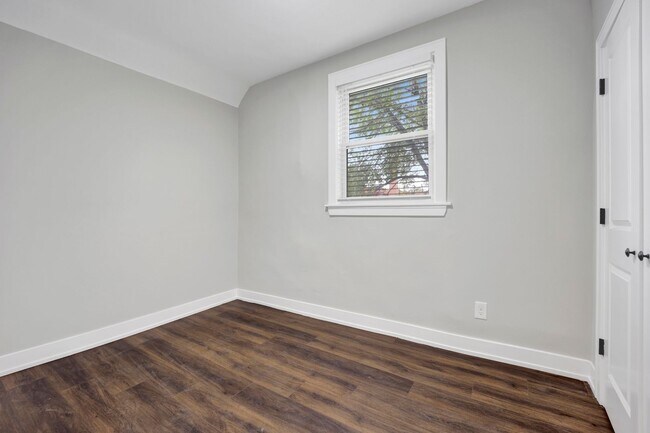Building Photo - 3040 W Medill Ave
