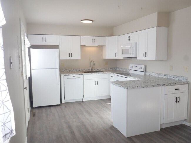 Building Photo - 4 Bed 2 Bath Home Available Now!