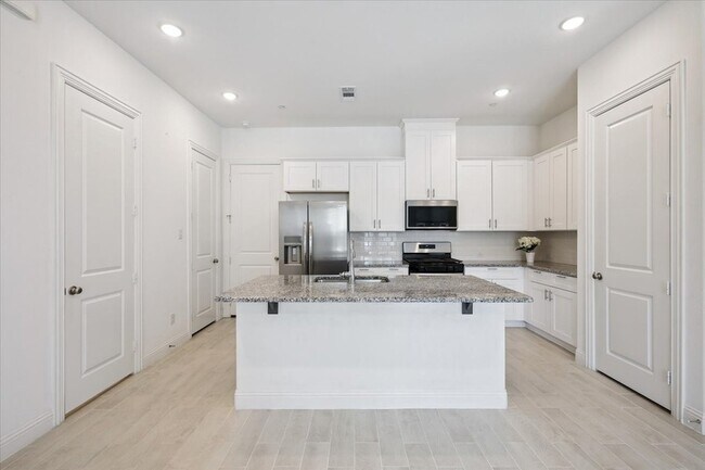 Building Photo - 4261 Shavano Dr