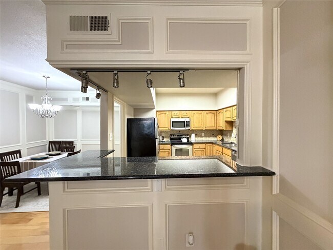 Building Photo - 2255 Braeswood Park Dr