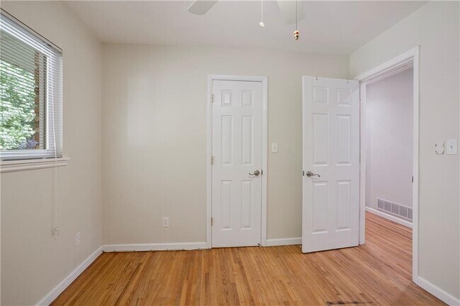 Building Photo - 2558 Woodacres Rd NE