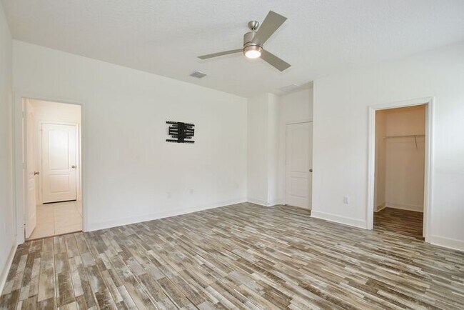 Building Photo - Gorgeous 4/3 Spacious Home with a 2 Car Garage Located on a Conservation Lot in Creekstone Neighb...