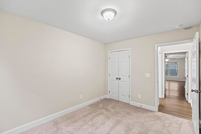 Building Photo - Large 3br Stonebay Townhome AVAILABLE NOW!