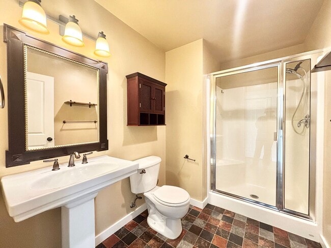 Building Photo - Beautiful 2 bed 2 bath condo