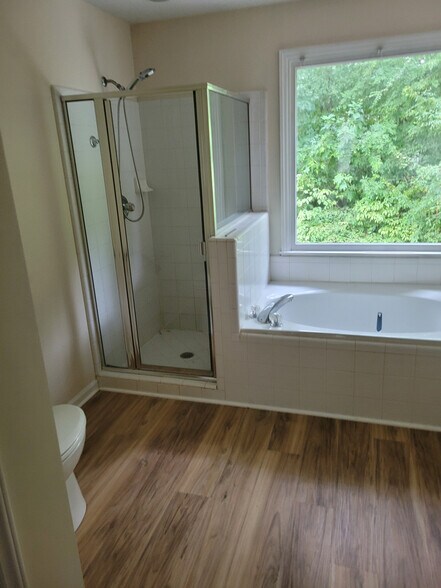 Building Photo - Room in Townhome on Vinca Cir