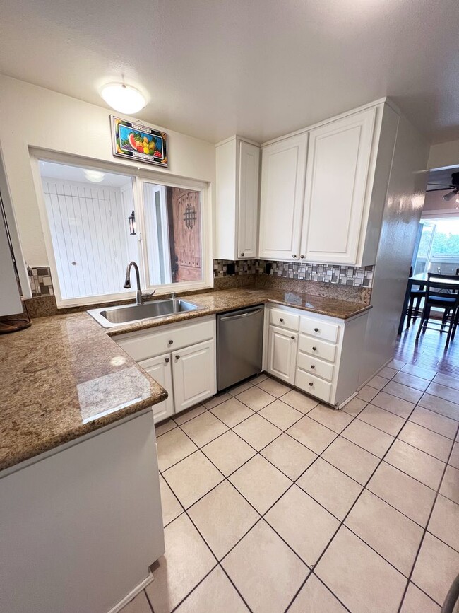 Building Photo - Furnished - 2 Bed/1.5 Bath Townhome ~ Beautifully Maintained!