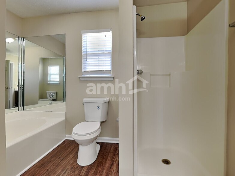 Building Photo - 227 Starlyn Dr