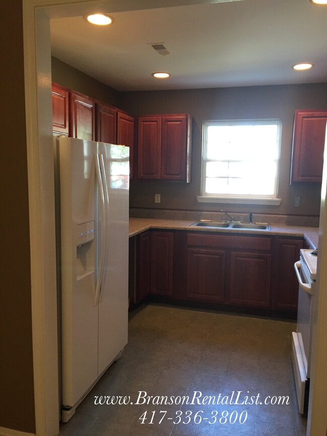 Building Photo - Large 5 Bedroom with lawn care and a commu...