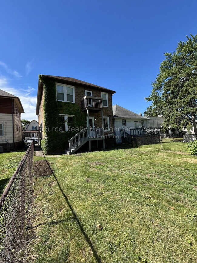 Building Photo - 170 Bondie St