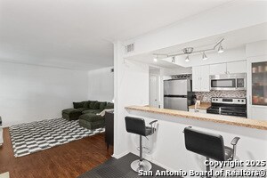 Building Photo - 8702 Village Dr