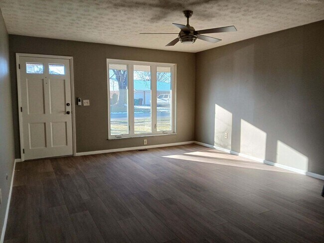 Family room - 140 Redbud Dr