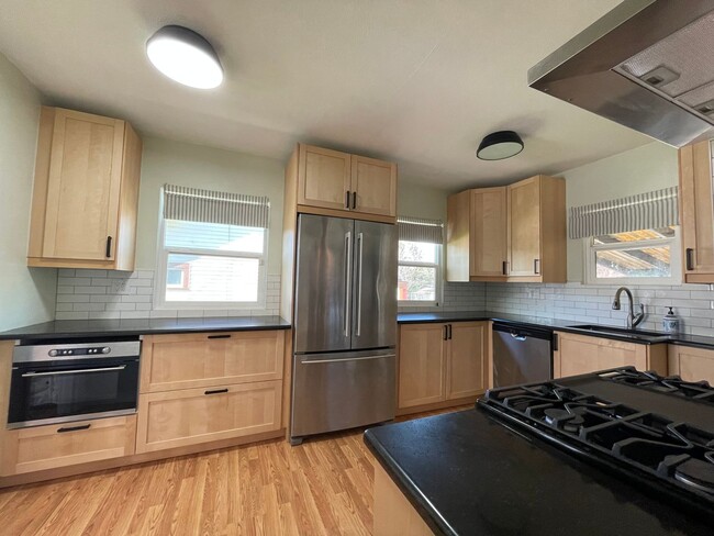 Building Photo - St. Johns 1940s 2Bd 1Ba home with updated Kitchen and a Basement! Features a Stained glass Outdoo...