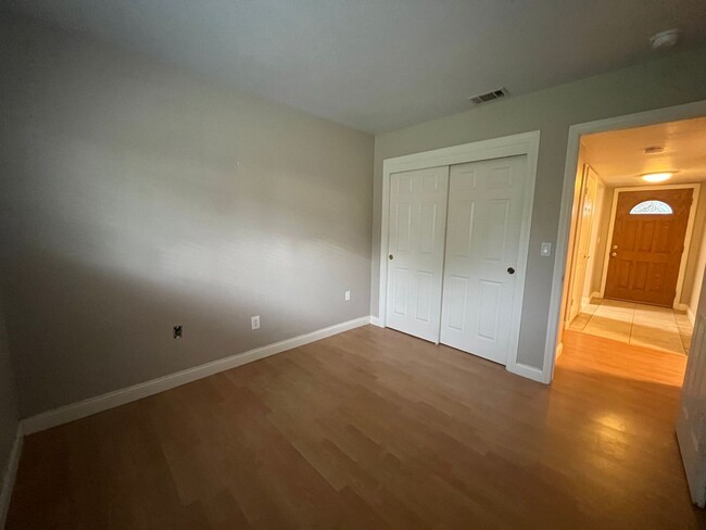 Building Photo - 3bed 2bath available in Rosemont! Pet frie...