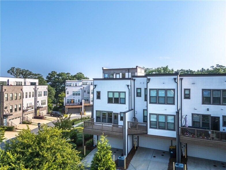 Building Photo - 2076 Holtz Ln