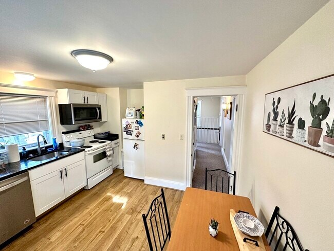 Building Photo - 156 Main St