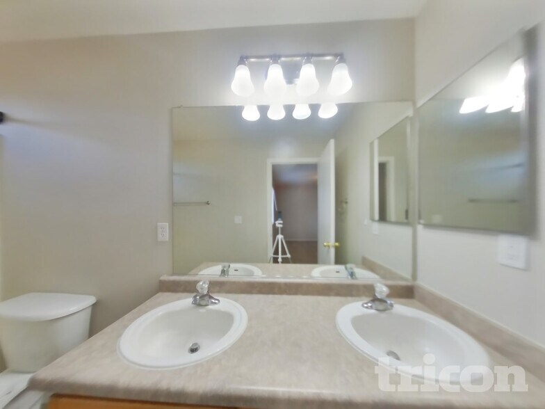 Building Photo - 7711 Mariner Cove Dr