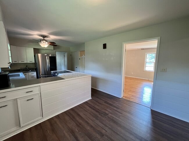 Building Photo - 2003 Lakeshore Dr