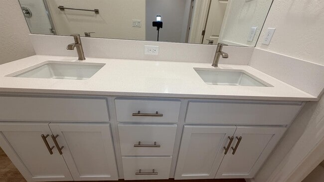 Building Photo - 2153 N Renn Ave