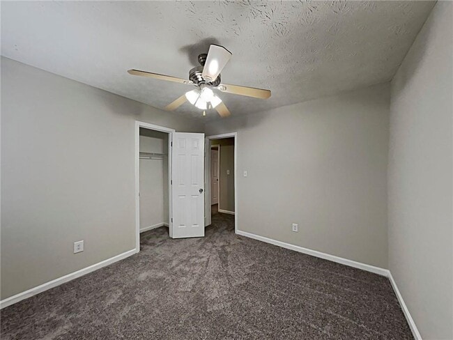 Building Photo - 383 Robin Hood Dr