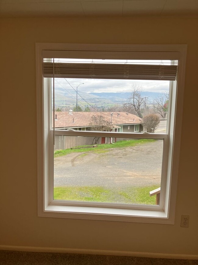 Building Photo - 803 N Main St