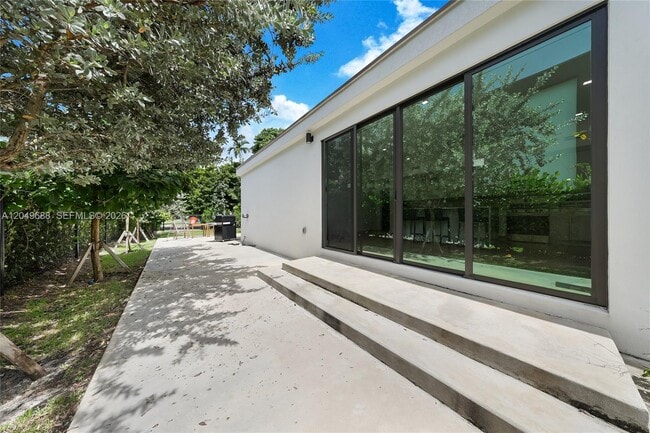 Building Photo - 180 SW 38th Ct