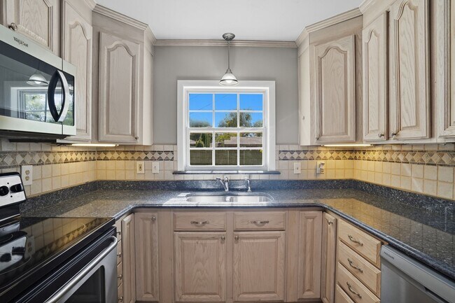 Building Photo - Charming 3-Bedroom Near Brookside & The Ga...