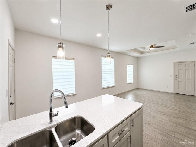 Building Photo - 7802 N 58th Ln