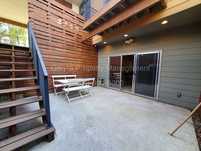 Building Photo - Luxurious 4 bedroom house in Atlanta!