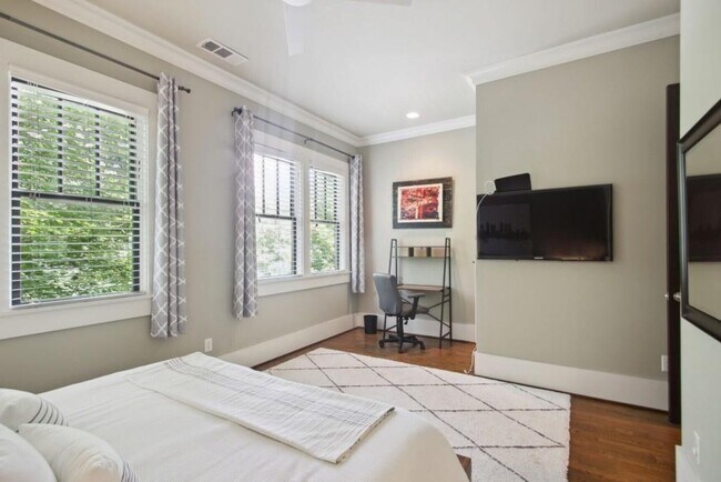 Building Photo - 519 N Highland Ave NE