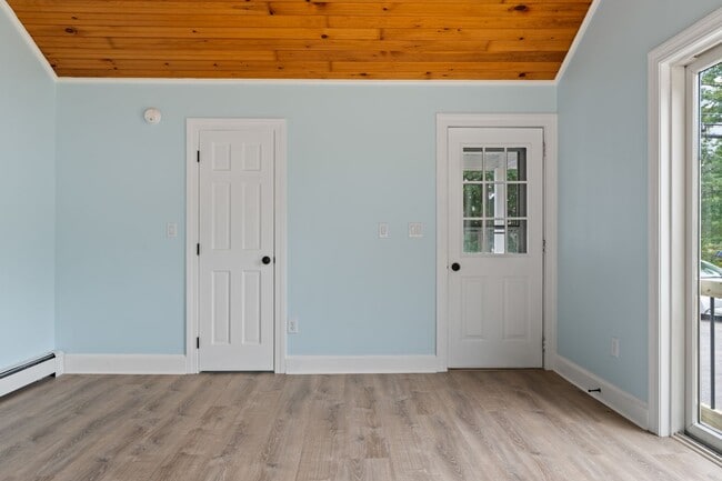 Building Photo - 381 Littlefield Rd