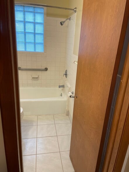 Bath 3 - 9032 Ohio St