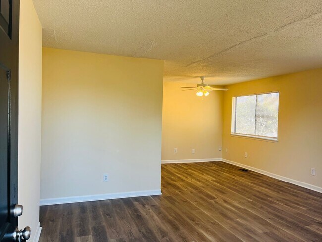 Building Photo - 13-15 Oakmount Dr