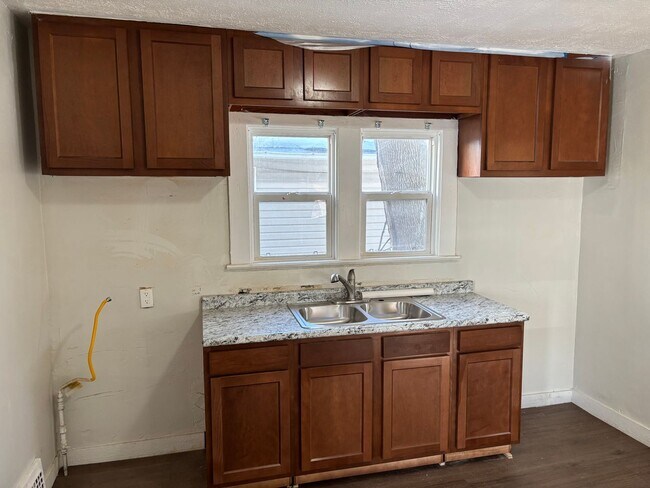 Building Photo - Akron single Home